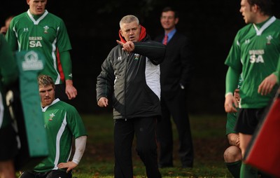 28.10.08 - Wales Rugby Training - Head coach, Warren Gatland makes a point during training as WRU Chief Executive, Roger Lewis looks on. 