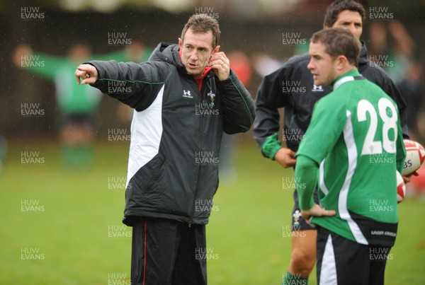 28.10.08 - Wales Rugby Training - Backs coach, Rob Howley during trainig 