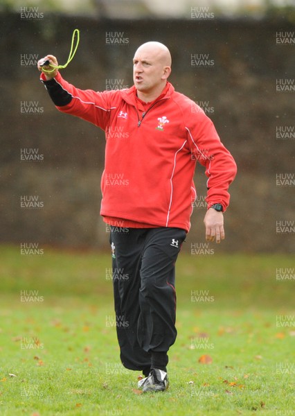 28.10.08 - Wales Rugby Training - Defence coach, Shaun Edwards during trainig 