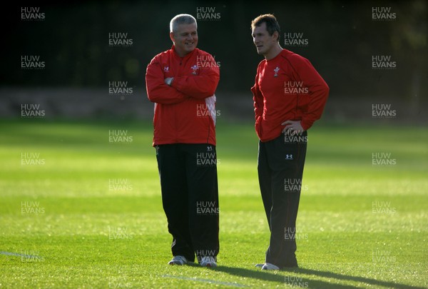 28.10.09 - Wales Rugby Training - Head coach Warren Gatland with backs coach Rob Howley(R) during training. 