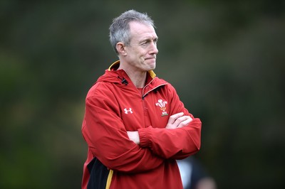 281016 - Wales Rugby Training -Rob Howley during training