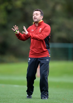 281016 - Wales Rugby Training -Matt Sherratt during training