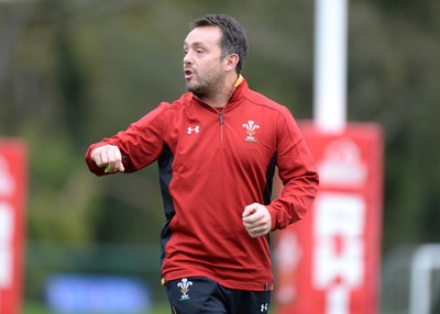 281016 - Wales Rugby Training -Matt Sherratt during training