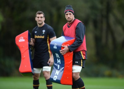 281016 - Wales Rugby Training -Sam Warburton (left) and Justin Tipuric during training