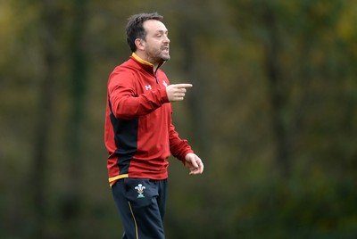 281016 - Wales Rugby Training -Matt Sherratt during training