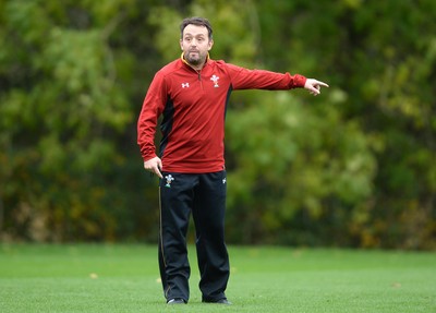 281016 - Wales Rugby Training -Matt Sherratt during training