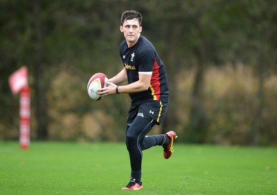 281016 - Wales Rugby Training -Sam Davies during training