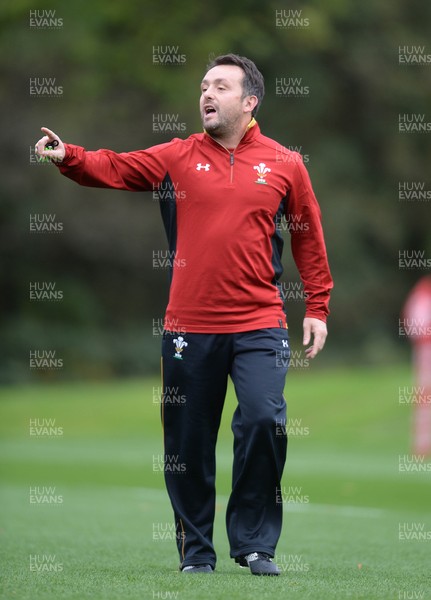 281016 - Wales Rugby Training -Matt Sherratt during training