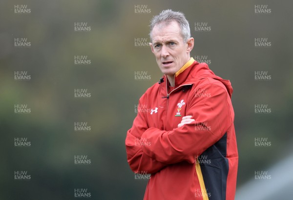 281016 - Wales Rugby Training -Rob Howley during training