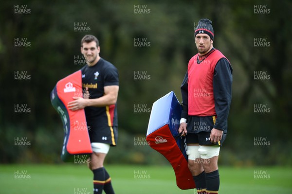 281016 - Wales Rugby Training -Sam Warburton (left) and Justin Tipuric during training