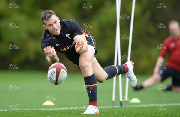 281016 - Wales Rugby Training -Gareth Davies during training