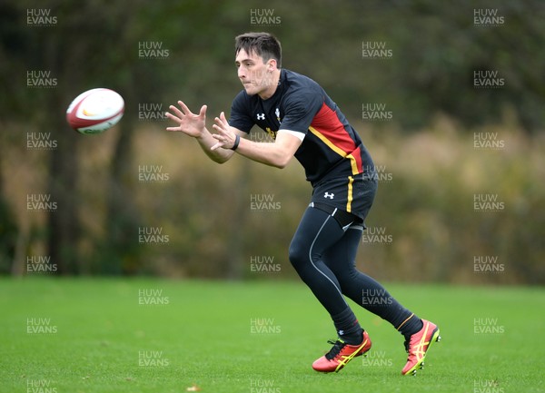 281016 - Wales Rugby Training -Sam Davies during training