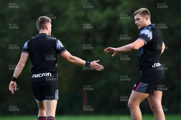 281022 - Wales Rugby Training - Garth Anscombe and Ben Carter during training
