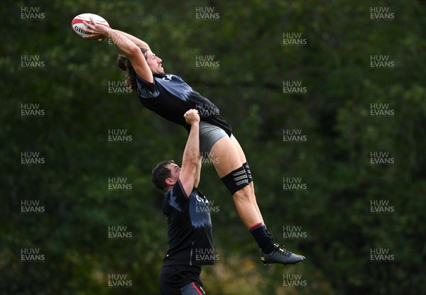 281022 - Wales Rugby Training - Justin Tipuric is lifted by Ryan Elias during training