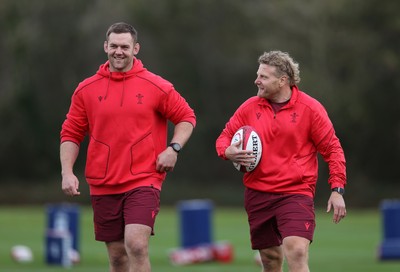 281025 - Wales Rugby Training in their first week of camp for this years Quilter Nations Series - Dan Lydiate, Assistant Defence Coach and Duncan Jones, Scrum Coach during training