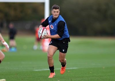 281025 - Wales Rugby Training in their first week of camp for this years Quilter Nations Series - Callum Sheedy during training