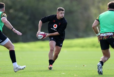 281025 - Wales Rugby Training in their first week of camp for this years Quilter Nations Series - Callum Sheedy during training