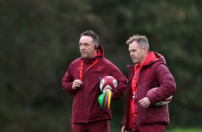 281025 - Wales Rugby Training in their first week of camp for this years Quilter Nations Series - Matt Sherratt, Attack Coach and Danny Wilson, Assistant Coach during training