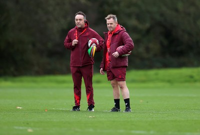 281025 - Wales Rugby Training in their first week of camp for this years Quilter Nations Series - Matt Sherratt, Attack Coach and Danny Wilson, Assistant Coach during training