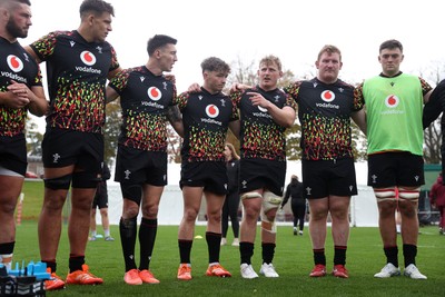281025 - Wales Rugby Training in their first week of camp for this years Quilter Nations Series - Jac Morgan speaks in the team huddle