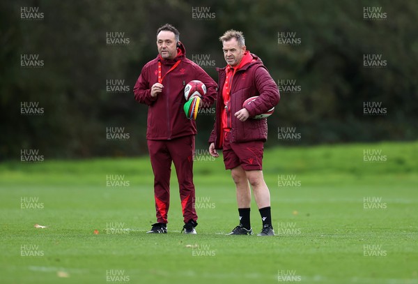 281025 - Wales Rugby Training in their first week of camp for this years Quilter Nations Series - Matt Sherratt, Attack Coach and Danny Wilson, Assistant Coach during training