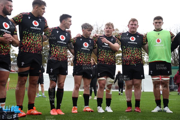 281025 - Wales Rugby Training in their first week of camp for this years Quilter Nations Series - Jac Morgan speaks in the team huddle
