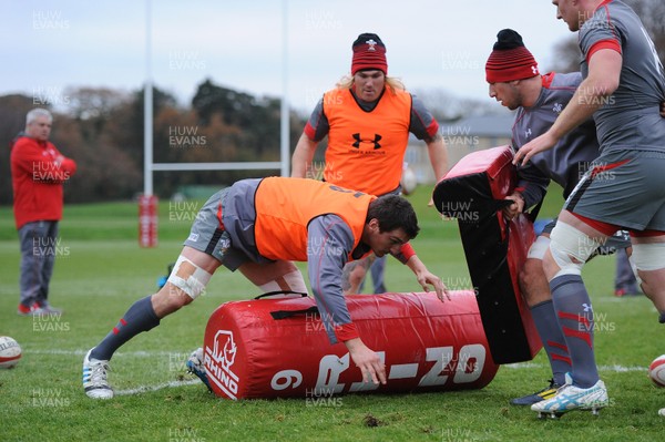 281113 - Wales Rugby Training -Sam Warburton during training