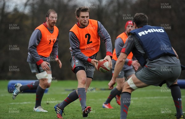 281113 - Wales Rugby Training -Dan Biggar during training