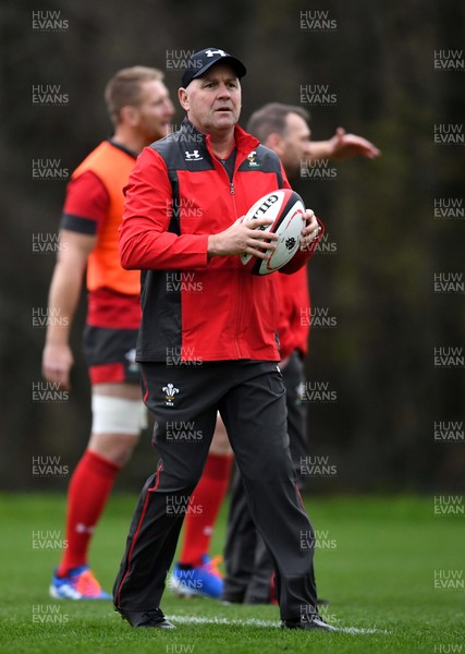 281119 - Wales Rugby Training - Wayne Pivac during training