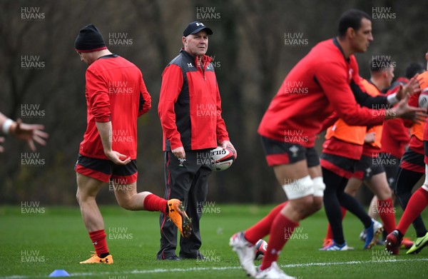 281119 - Wales Rugby Training - Wayne Pivac during training