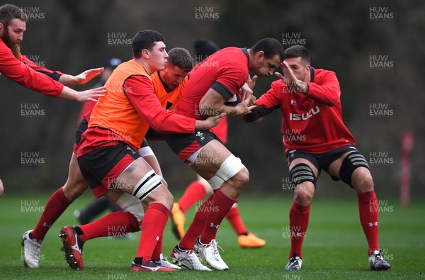 281119 - Wales Rugby Training - Aaron Shingler during training