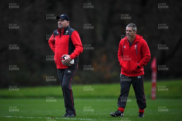 281119 - Wales Rugby Training - Wayne Pivac and Byron Hayward during training