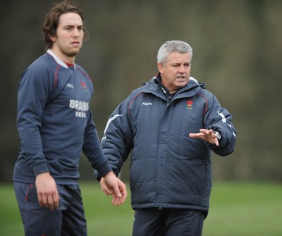 29.01.08 - Wales Rugby Training - Coach, Warren Gatland with Ryan Jones(L) during training 