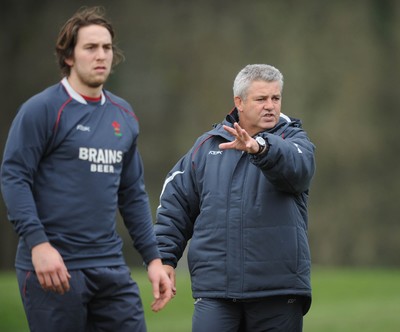 29.01.08 - Wales Rugby Training - Coach, Warren Gatland with Ryan Jones(L) during training 