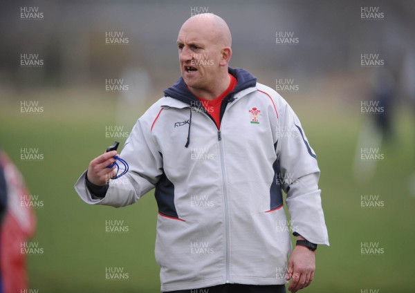 29.01.08 - Wales Rugby Training - Defence Coach, Shaun Edwards makes a point during training 