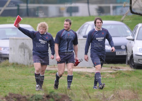 29.01.08 - Wales Rugby Training - Duncan Jones, Ian Gough and Ryan Jones arrive for training 