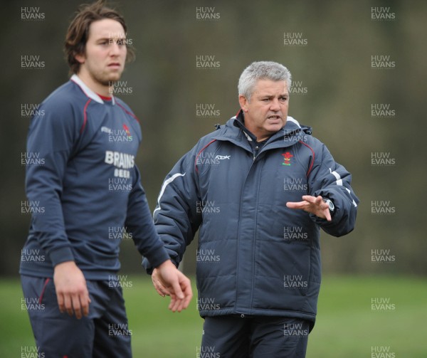 29.01.08 - Wales Rugby Training - Coach, Warren Gatland with Ryan Jones(L) during training 