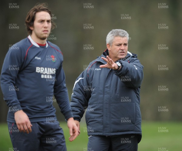 29.01.08 - Wales Rugby Training - Coach, Warren Gatland with Ryan Jones(L) during training 