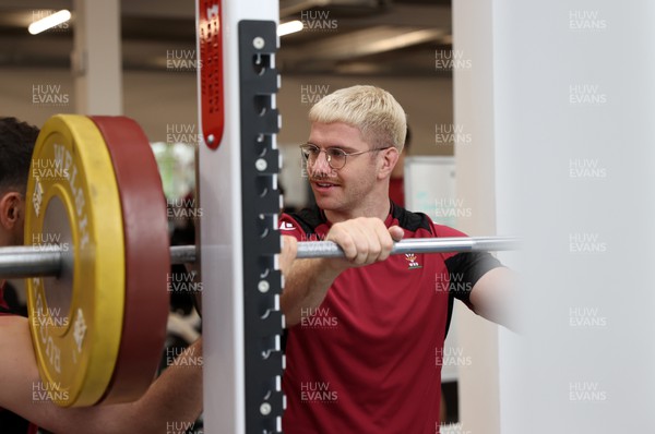 290224 - Wales Rugby Gym Session - Aaron Wainwright during training