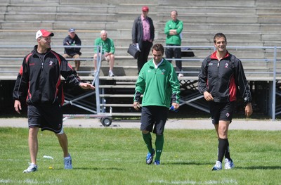 29.05.09 - Wales Rugby Training - Nicky Robinson talks to former Cardiff players John and Luke Tait who are with Canada rugby at York Stadium. 