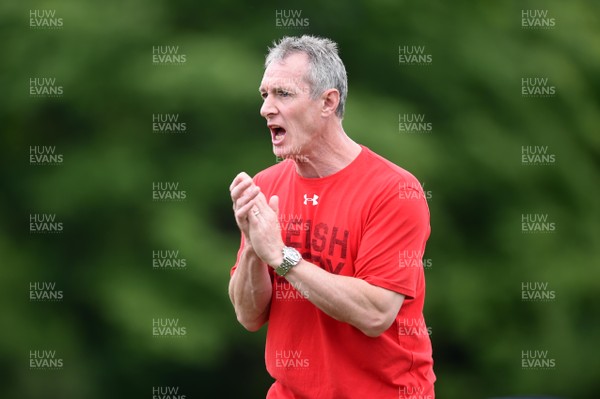 290518 - Wales Rugby Training - Rob Howley during training