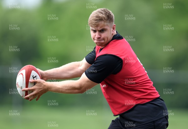 290518 - Wales Rugby Training - Aaron Wainwright during training