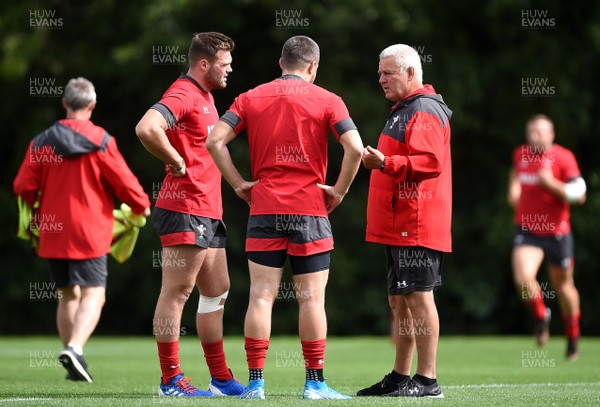 290819 - Wales Rugby Training - Warren Gatland talks to Owen Lane and Steff Evans during training