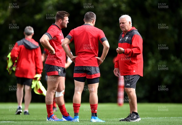 290819 - Wales Rugby Training - Warren Gatland talks to Owen Lane and Steff Evans during training