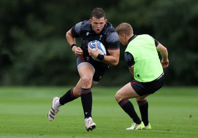 290823 - Wales Rugby Training in the week leading up for their departure for the Rugby World Cup in France - Elliot Dee during training