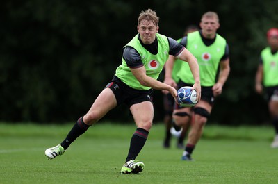 290823 - Wales Rugby Training in the week leading up for their departure for the Rugby World Cup in France - Sam Costelow during training