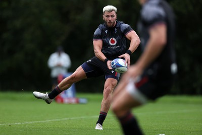 290823 - Wales Rugby Training in the week leading up for their departure for the Rugby World Cup in France - Johnny Williams during training