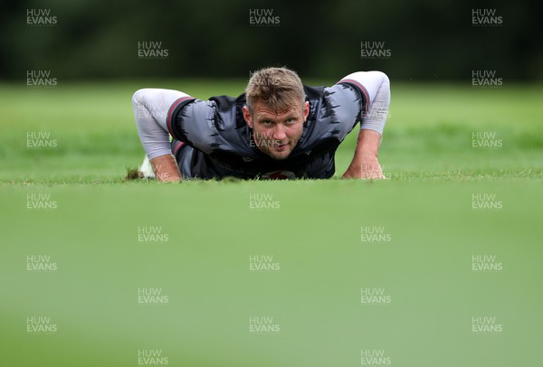 290823 - Wales Rugby Training in the week leading up for their departure for the Rugby World Cup in France - Dan Biggar during training