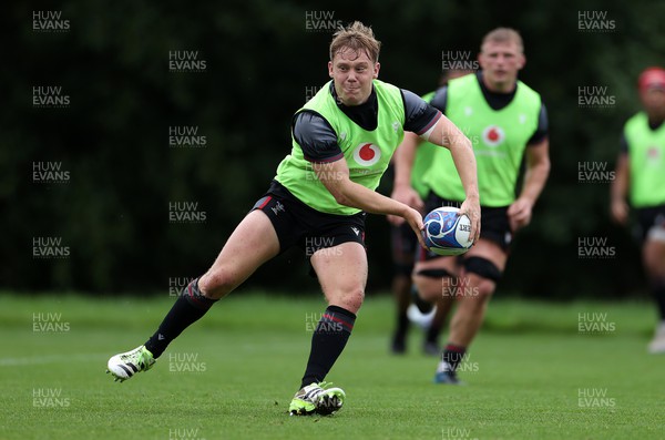 290823 - Wales Rugby Training in the week leading up for their departure for the Rugby World Cup in France - Sam Costelow during training