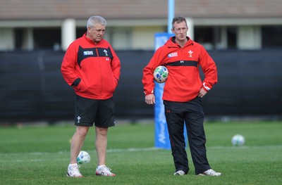 29.09.11 - Wales Rugby Training - Head coach Warren Gatland and attack coach Rob Howley during training. 